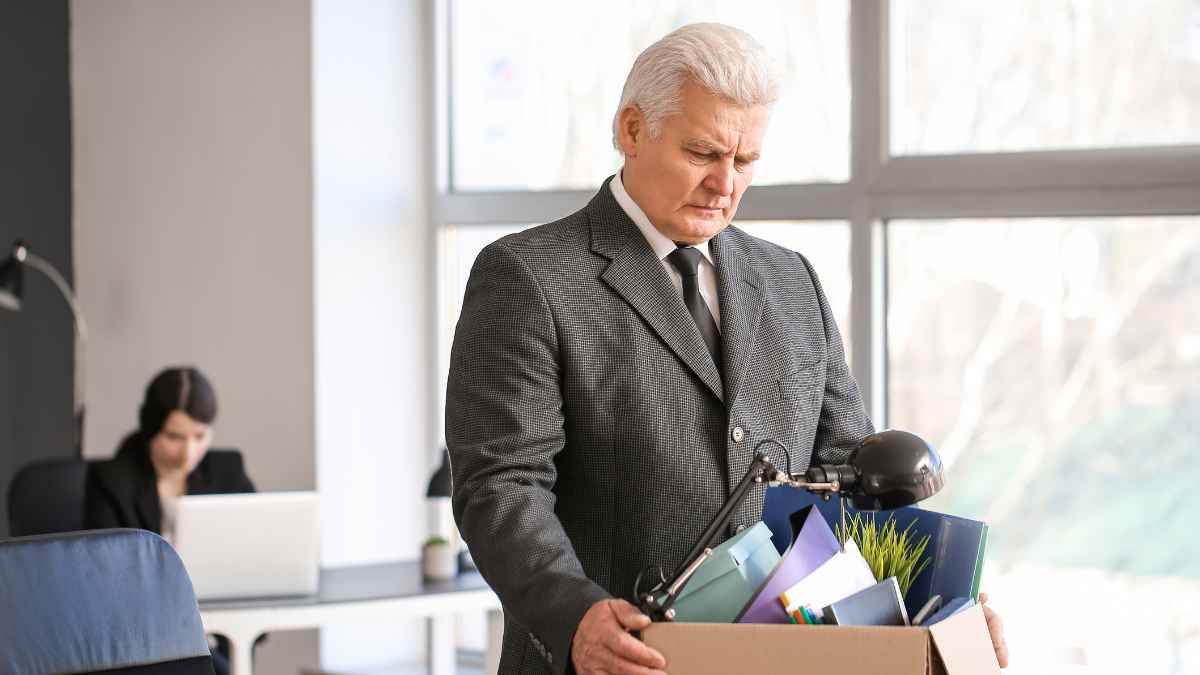 Trabajador abandonando la oficina con una caja tras un despido disciplinario