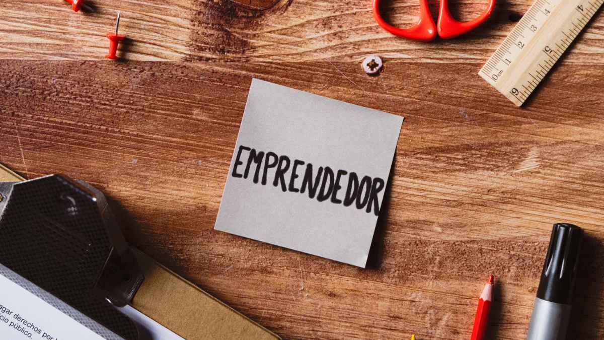 Capitalizar el paro permite utilizar la prestación pendiente para iniciar un negocio o darse de alta como autónomo. ALT: Emprendedor preparando un negocio tras capitalizar el paro en 2026