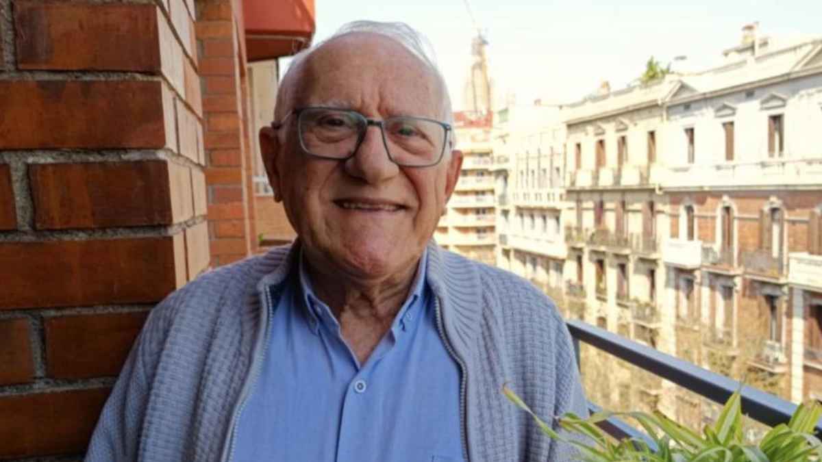Lluís Siles, actor jubilado de 92 años que empezó a trabajar como actor profesional tras jubilarse.