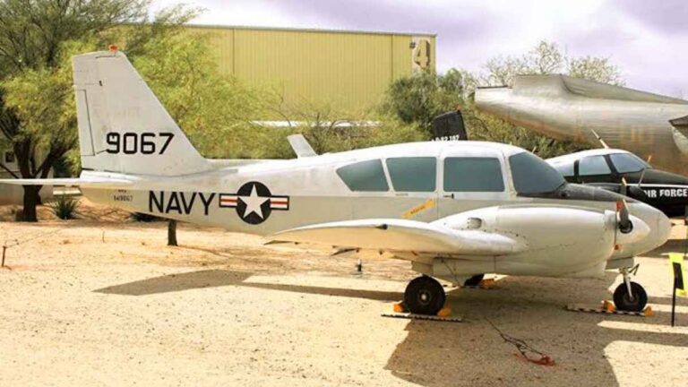 Imagen de archivo de una avioneta Piper PA-23 Apache similar a la que Aena subasta tras ser abandonada en el aeropuerto de Sevilla.