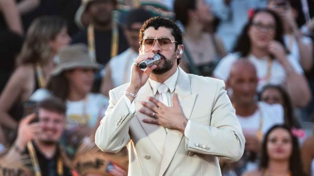Bad Bunny durante un concierto tras la cancelación de su actuación en Milán por una fuerte tormenta de granizo.