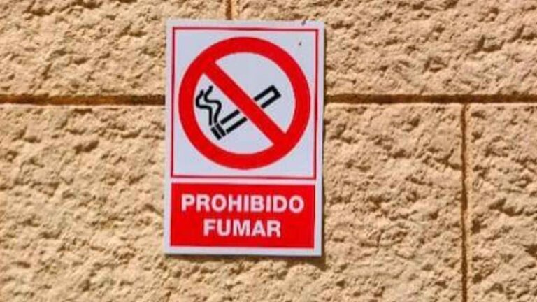 Cartel de prohibido fumar en una pared ante la nueva ley del tabaco