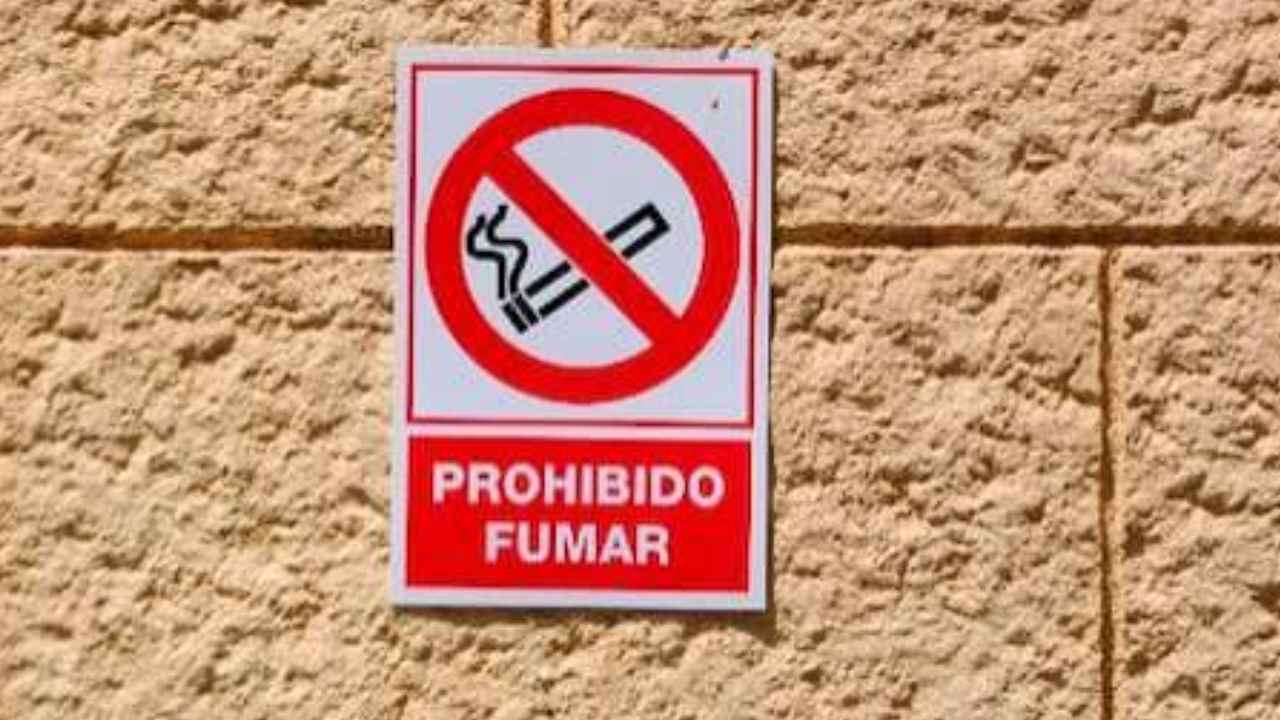 Cartel de prohibido fumar en una pared ante la nueva ley del tabaco