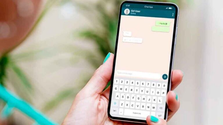 Mujer sostiene un móvil con una conversación de WhatsApp relacionada con un despido durante una baja médica.