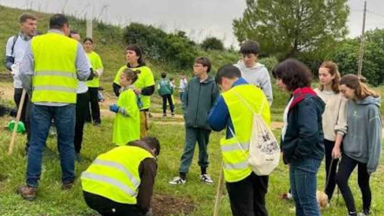 Profesional acompaña a un grupo de estudiantes durante una ruta educativa.