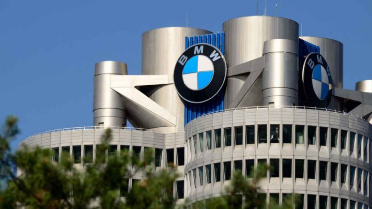 Exterior de una planta de BMW en Alemania, compañía que prepara un recorte de 8.000 empleos hasta 2027.