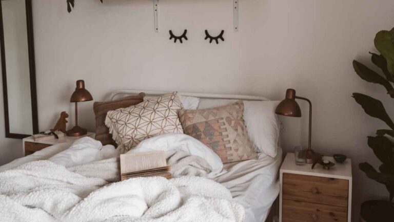 Cama en un dormitorio como alternativa a las camas abatibles para ahorrar espacio