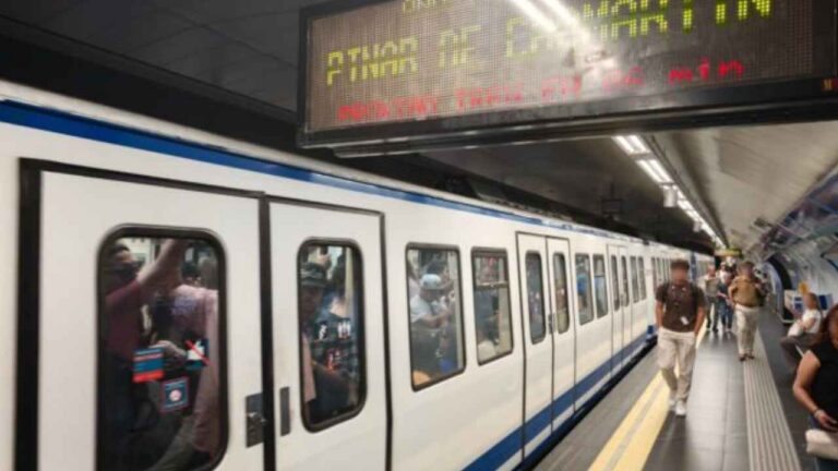 Viajeros junto a un tren de Metro de Madrid durante una jornada de altas temperaturas