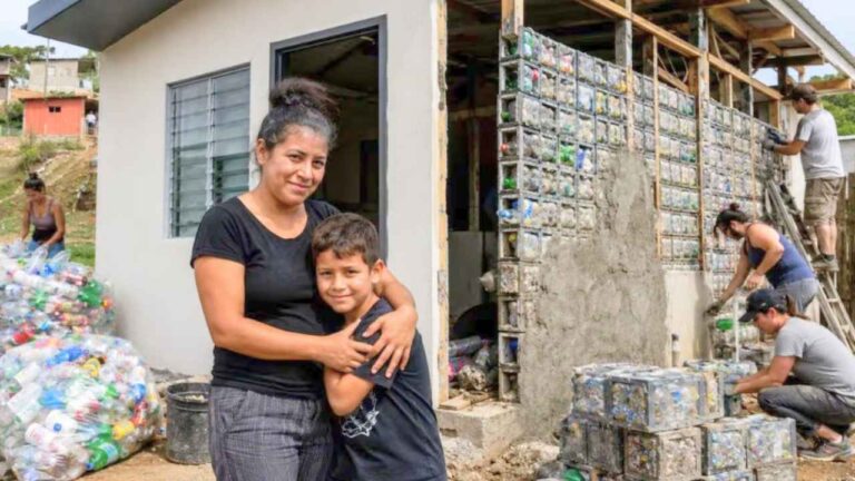 Casa de Cindy Mora en Costa Rica construida con bloques de plástico reciclado