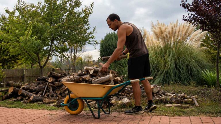 Stocks, autónomo que dejó Madrid, trabajando en su huerto en una finca de Ciudad Real.