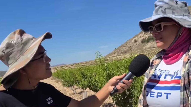 Luisa durante una entrevista sobre su trabajo agrícola en Jumilla