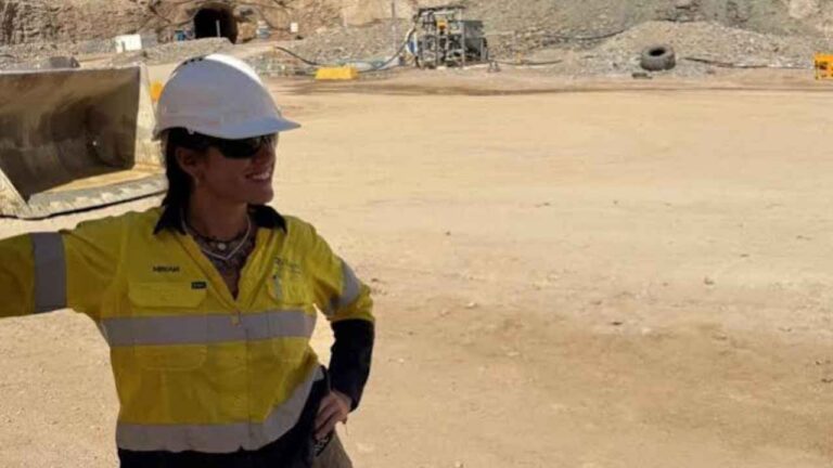 Miriam Villalba con ropa de alta visibilidad durante su trabajo en una mina de Australia.