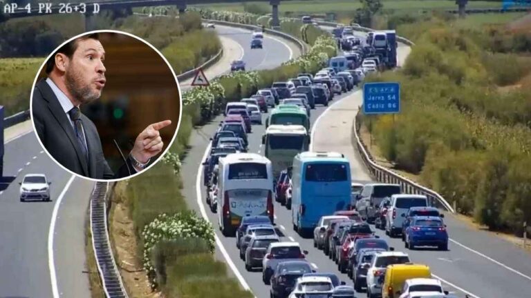 Atasco de tráfico en la AP-4 entre Sevilla y Cádiz