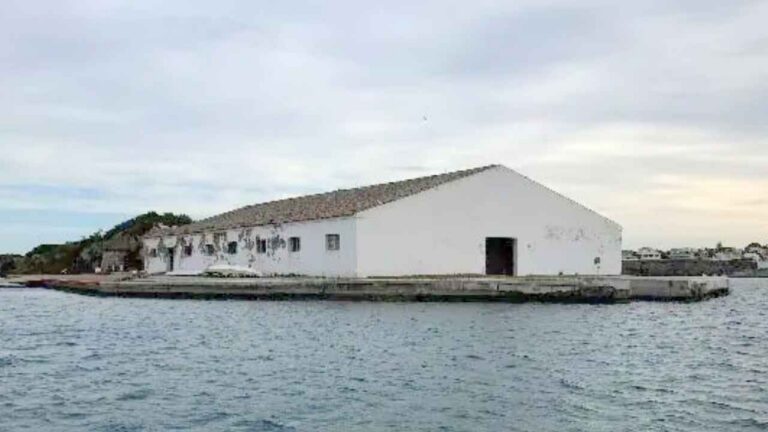 Antigua nave militar de la Illa Plana en el puerto de Maó