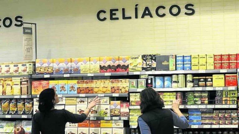 Sección de productos para celíacos y alimentos sin gluten en un supermercado