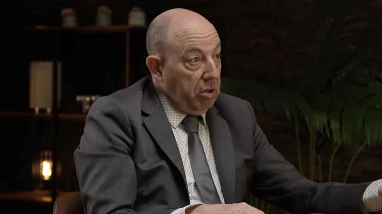 Economista durante una entrevista sobre la jubilación anticipada en España