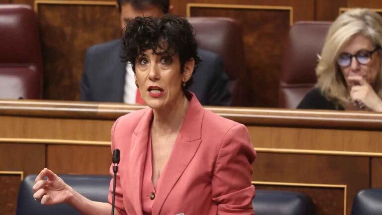 Ministra interviniendo en el Congreso durante una sesión parlamentaria