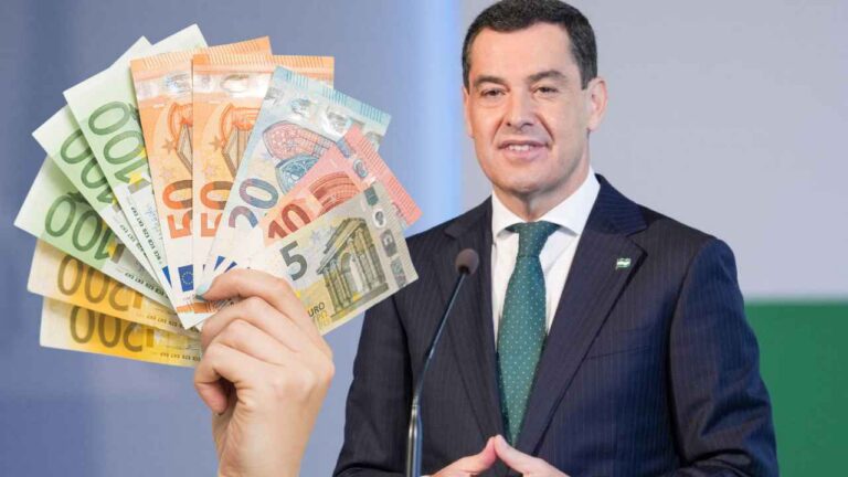 Billetes de euro junto a un representante institucional de la Junta de Andalucía