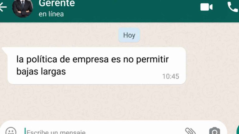 Trabajadora consulta WhatsApp durante una baja médica relacionada con un despido declarado nulo