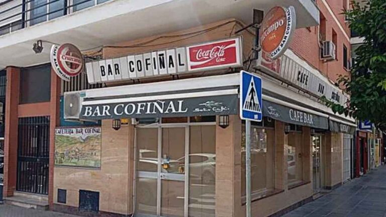 Bar Cofiñal en el barrio de Los Remedios de Sevilla antes de su cierre