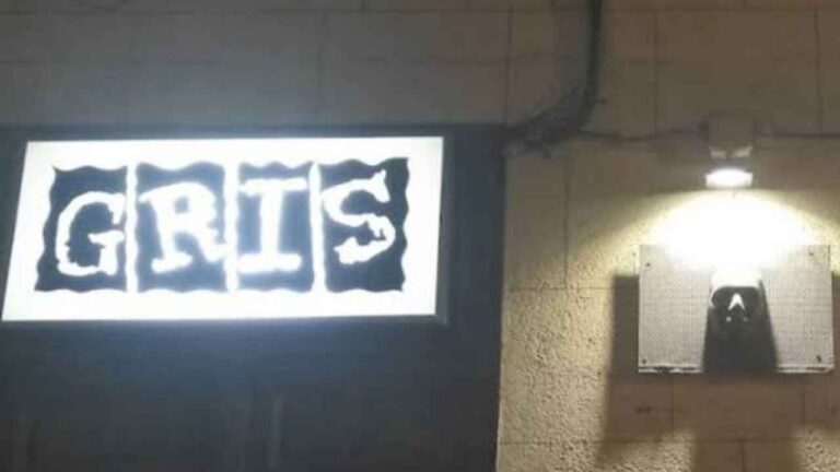 Fachada del Gris Bar en la calle San Marcos de Chueca, Madrid.