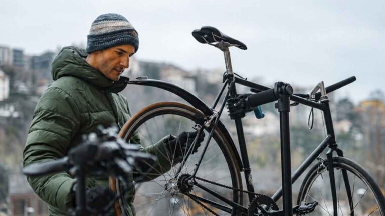 Mecánico de bicicletas trabajando con un taller móvil en Lyon