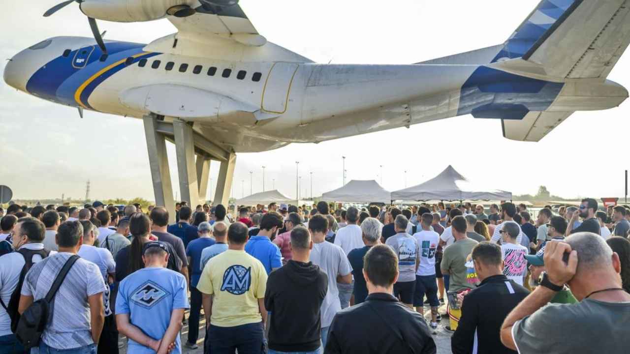 Trabajadores de Airbus concentrados junto a un avión durante la huelga en España