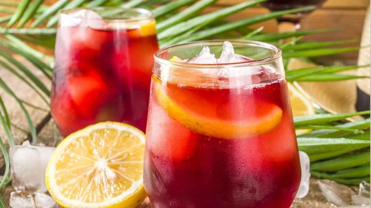 Dos tintos de verano con hielo y limón en una mesa