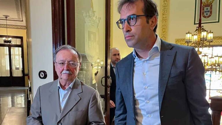 Dos representantes políticos en un edificio institucional durante la crisis de Ceuta