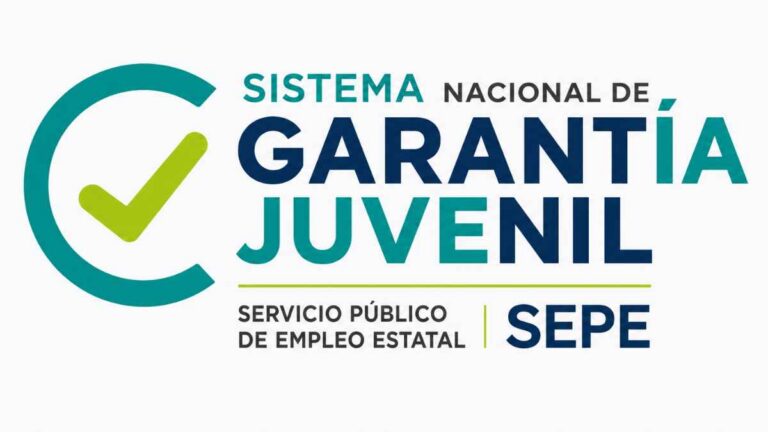 Jóvenes participando en un curso gratuito de formación para el empleo