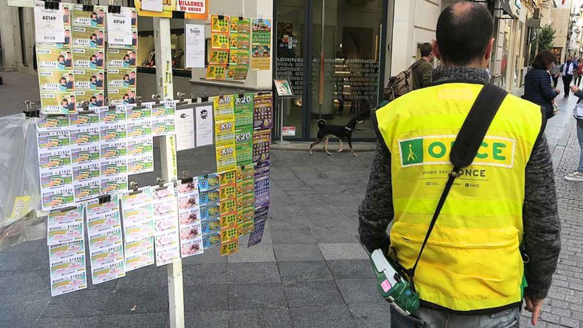 Vendedor de la ONCE durante su jornada en una imagen de recurso sobre incapacidad permanente.