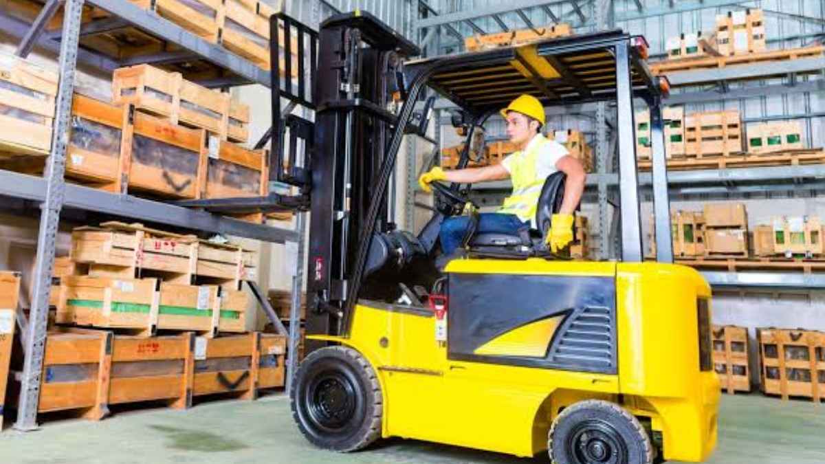 Joven practicando con una carretilla elevadora dentro de un almacén