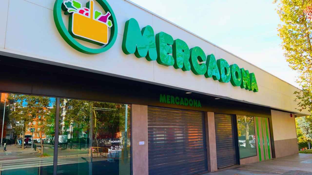 Fachada de un supermercado Mercadona con el logotipo de la cadena