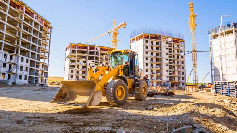 Construcción de viviendas asequibles con edificios residenciales en obras y maquinaria pesada