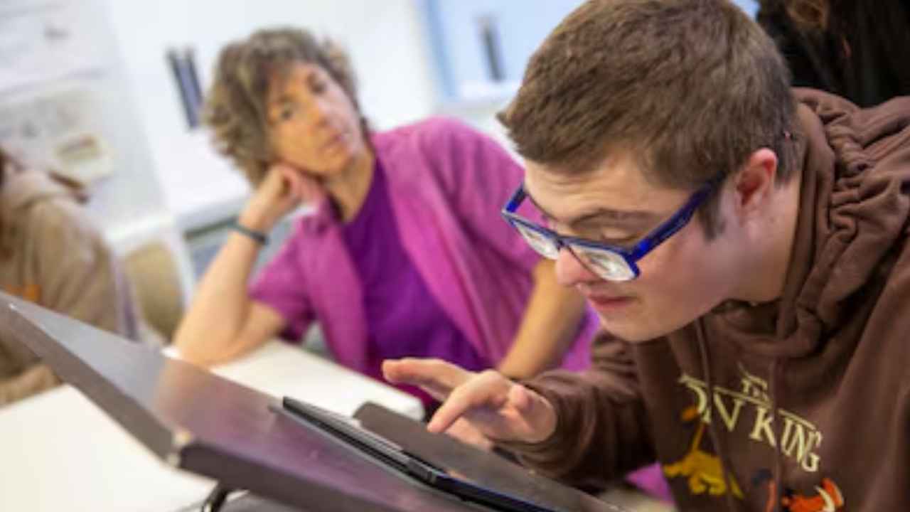 Alumno con discapacidad utilizando una tableta durante una actividad educativa