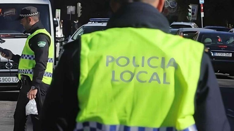 Agentes de Policía Local durante un control de tráfico