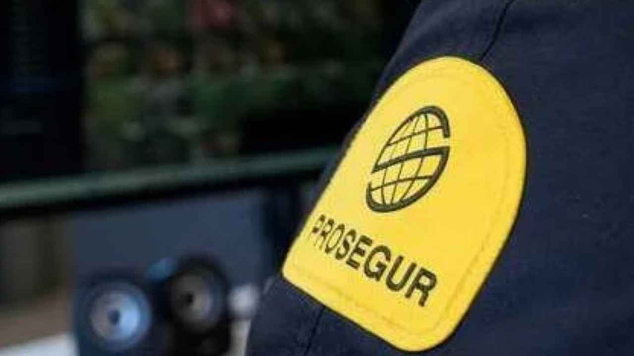 Infoemplea2 13 Vigilante de Prosegur durante su jornada de trabajo