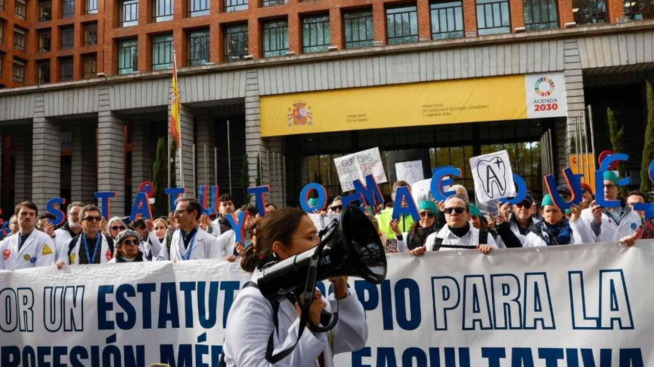 Infoemplea2 11 Médicos se manifiestan contra el Estatuto Marco ante el Ministerio de Sanidad