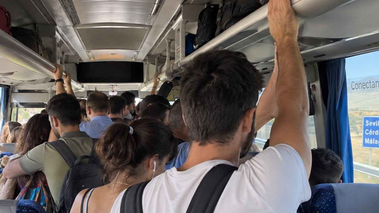Pasajeros de pie en el interior de un autobús interurbano durante un trayecto