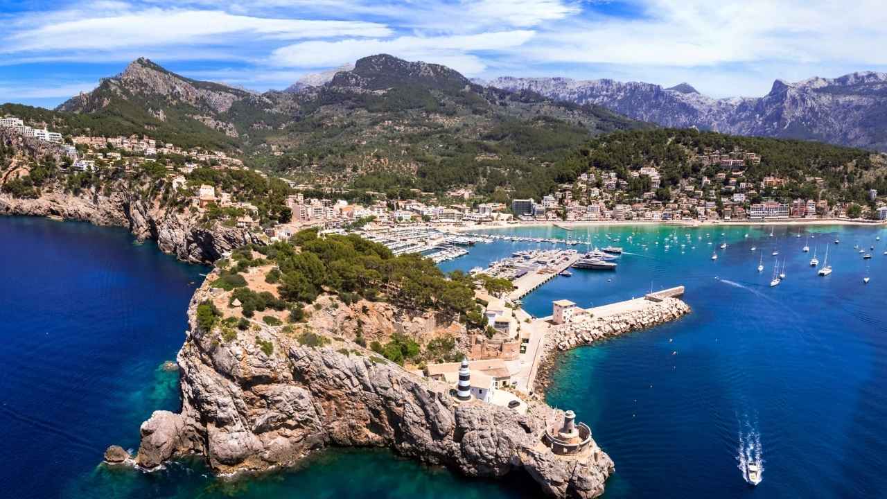 Vista panorámica de Sóller y su bahía en Mallorca
