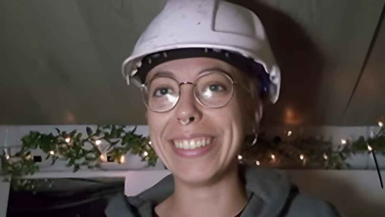 Nerea trabajando como albañila en Australia tras estudiar Medicina en España