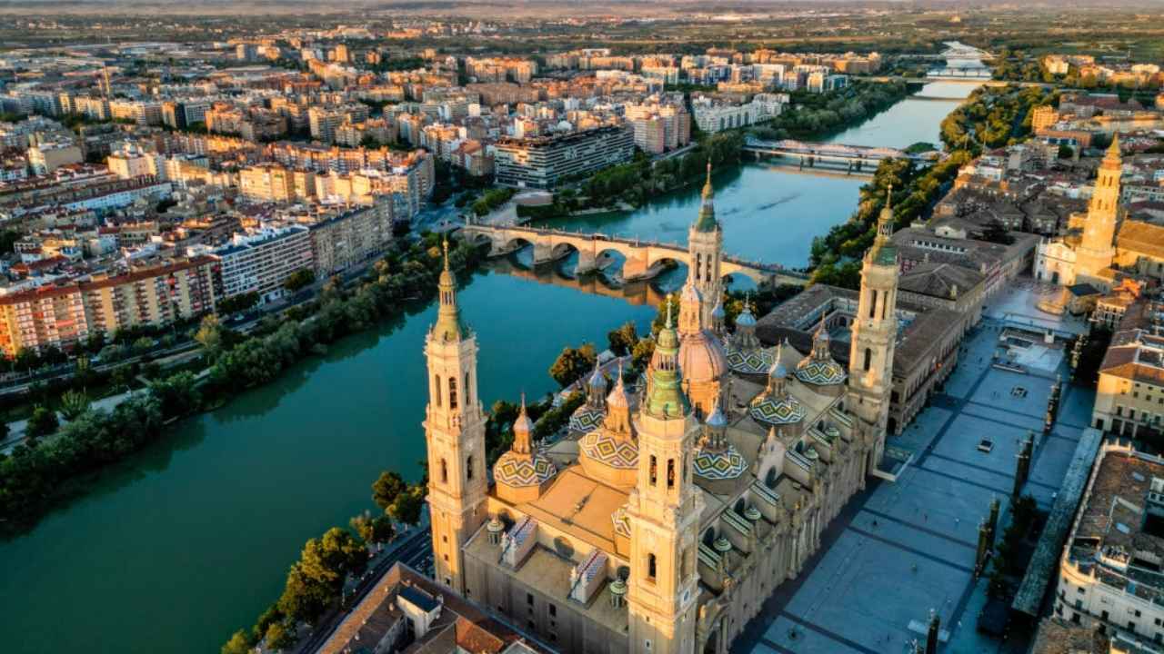 Vista aérea de Zaragoza con la Basílica del Pilar y el río Ebro