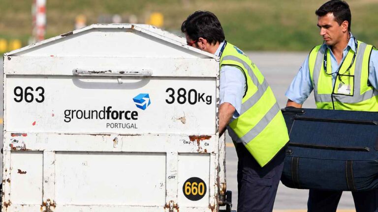 Operarios de Groundforce trabajando con equipaje en un aeropuerto