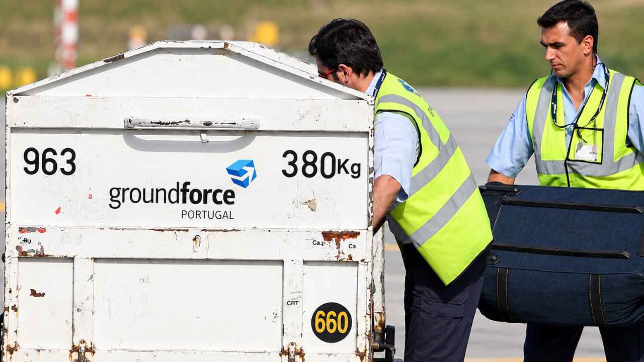 Operarios de Groundforce trabajando con equipaje en un aeropuerto