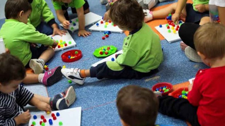 Niños jugando en una guardería durante una actividad educativa