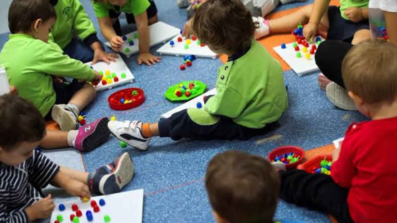 Niños jugando en una guardería durante una actividad educativa