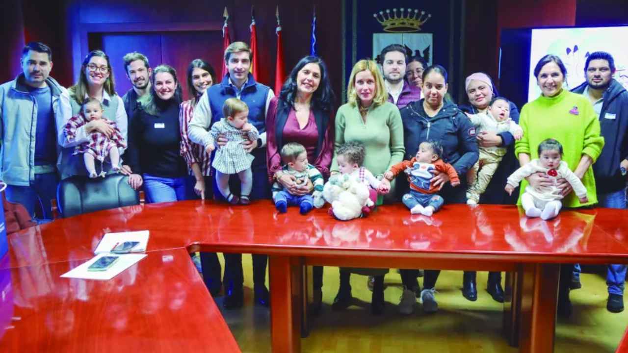 Familias con bebés durante un acto municipal en Alcobendas