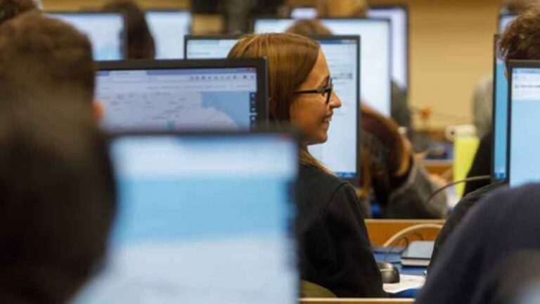 Personas desempleadas realizan un curso de formación del INAEM en un aula con ordenadores