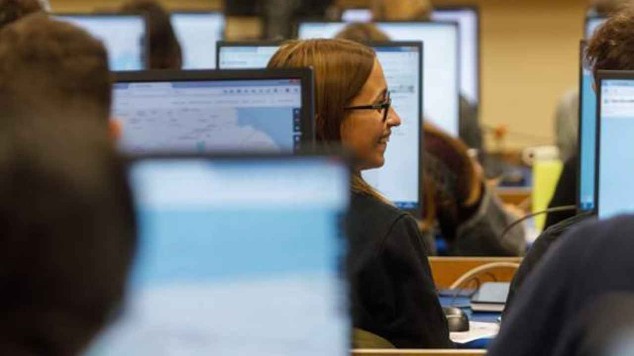 Personas desempleadas realizan un curso de formación del INAEM en un aula con ordenadores