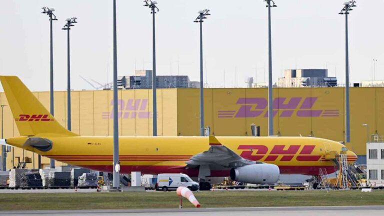 Avión de DHL en el aeropuerto de Leipzig donde se buscan operarios sin experiencia